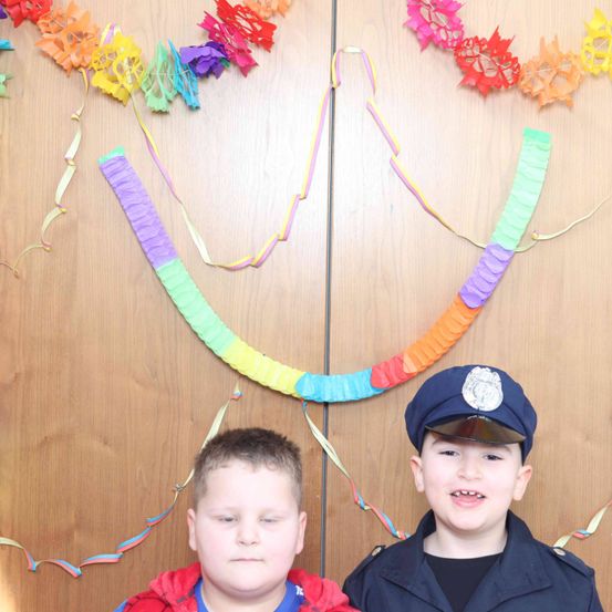 Bild enthält, Flower, Flower Arrangement, Person, Photography, Portrait, Hat, People, Cap, Accessories, Child