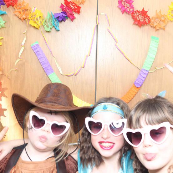 Bild enthält, Accessories, Sunglasses, Hat, Glasses, Face, Person, Photography, Portrait, Child, Girl