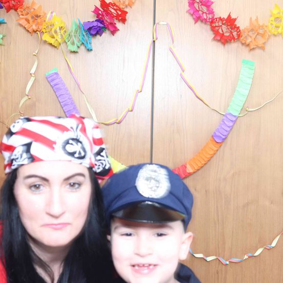 Bild enthält, Hat, Person, Photography, Portrait, Cap, Flower Arrangement, Baseball Cap, People, Accessories, Woman