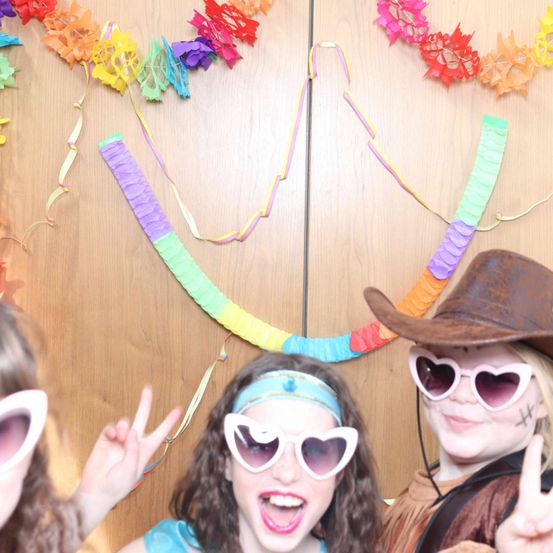 Bild enthält, Accessories, Sunglasses, Hat, Glasses, Person, Photography, Portrait, Flower Arrangement, Child, Girl
