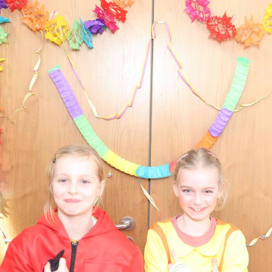 Bild enthält, Flower, Flower Arrangement, Person, Photography, Portrait, Accessories, Child, Female, Girl, Ornament