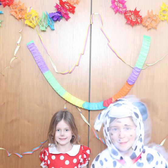 Bild enthält, Person, Photography, Portrait, People, Flower Arrangement, Hat, Necklace, Child, Female, Girl