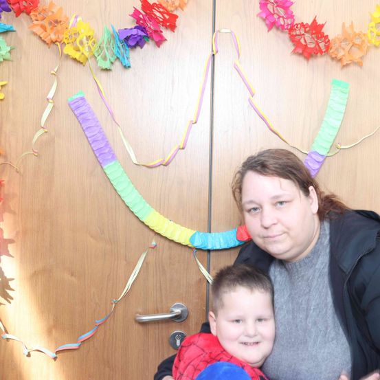 Bild enthält, Head, Person, Photography, Portrait, Adult, Female, Woman, People, Flower Arrangement, Paper