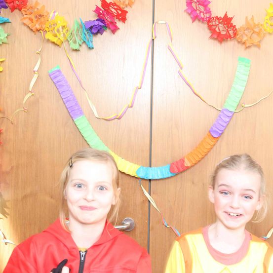 Bild enthält, Flower, Flower Arrangement, Person, Photography, Portrait, Accessories, Child, Female, Girl, Ornament