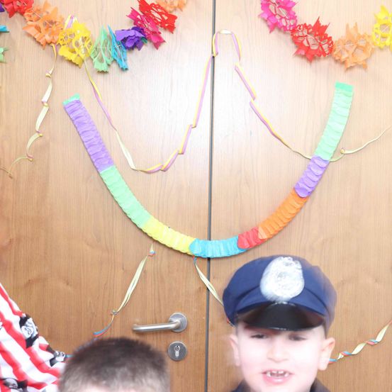 Bild enthält, Flower, Flower Arrangement, Hat, Cap, Person, Photography, Portrait, Accessories, Baseball Cap, Baby