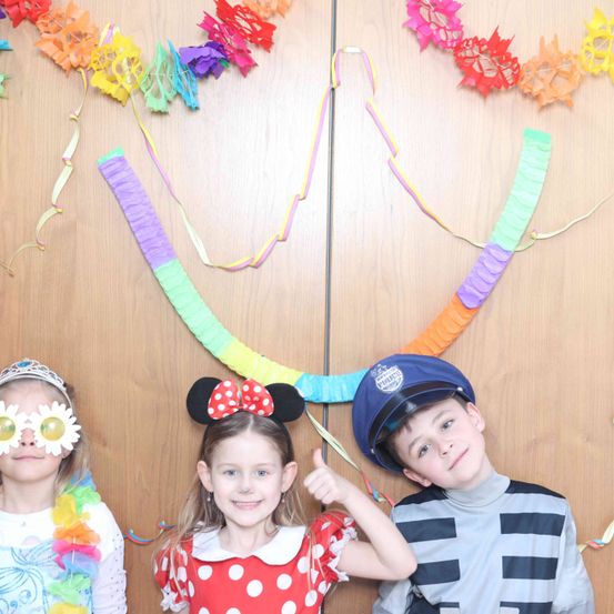 Bild enthält, Person, Photography, Portrait, Hat, Flower Arrangement, People, Accessories, Cap, Child, Girl