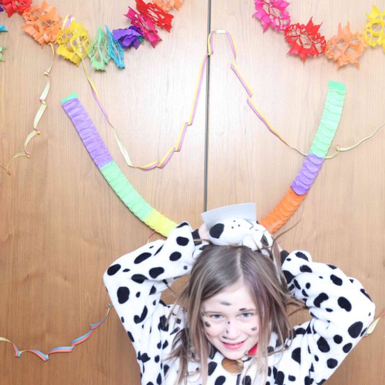 Bild enthält, Flower, Flower Arrangement, Face, Head, Person, Photography, Portrait, People, Hat, Accessories