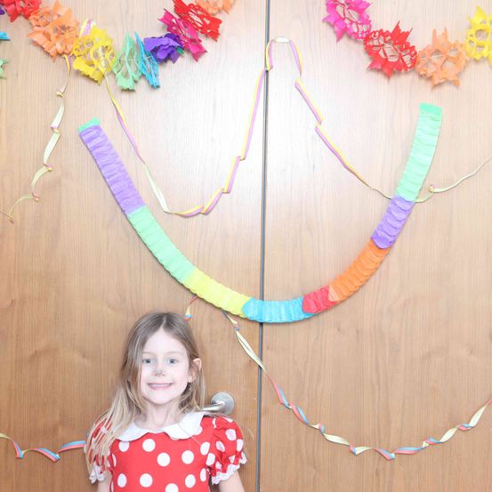 Bild enthält, Flower, Flower Arrangement, Person, Portrait, People, Child, Female, Girl, Accessories, Necklace