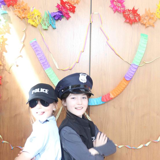 Bild enthält, Hat, Person, Photography, Portrait, Cap, People, Flower Arrangement, Sunglasses, Baseball Cap, Baby