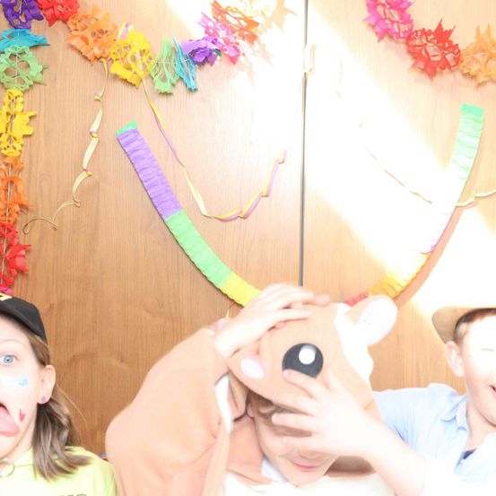 Bild enthält, Face, Head, Person, Photography, Portrait, Hat, Cap, Baseball Cap, T-Shirt, Balloon