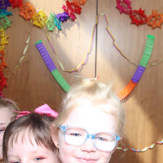 Bild enthält, Accessories, Glasses, Face, Person, Photography, Portrait, Flower Arrangement, Child, Female, Girl