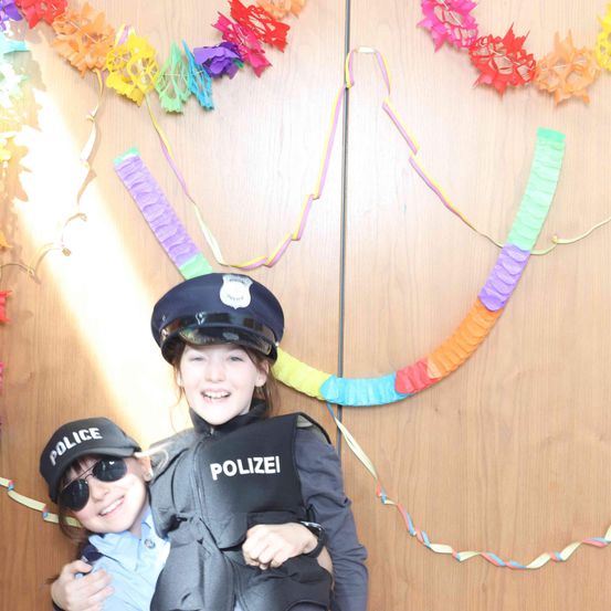 Bild enthält, Face, Person, Photography, Portrait, Flower Arrangement, People, Hat, Accessories, Glasses, Cap