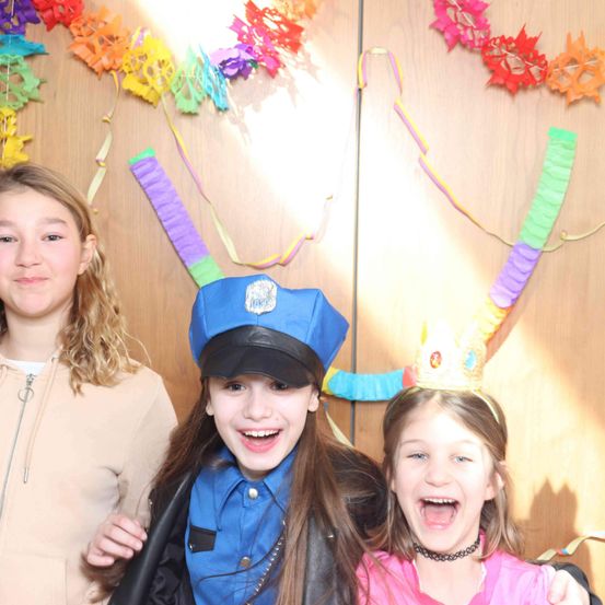 Bild enthält, Person, Photography, Portrait, Hat, People, Cap, Child, Female, Girl, Costume