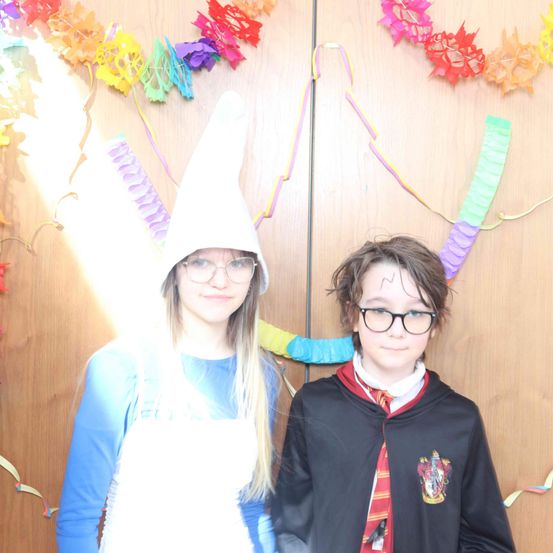 Bild enthält, Hat, Person, Photography, Portrait, Glasses, People, Flower, Flower Arrangement, Costume, Scarf