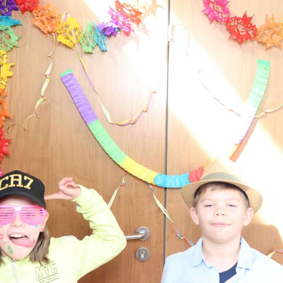 Bild enthält, Hat, Head, Photography, Portrait, Cap, Flower Arrangement, Baseball Cap, Accessories, Glasses, Purple