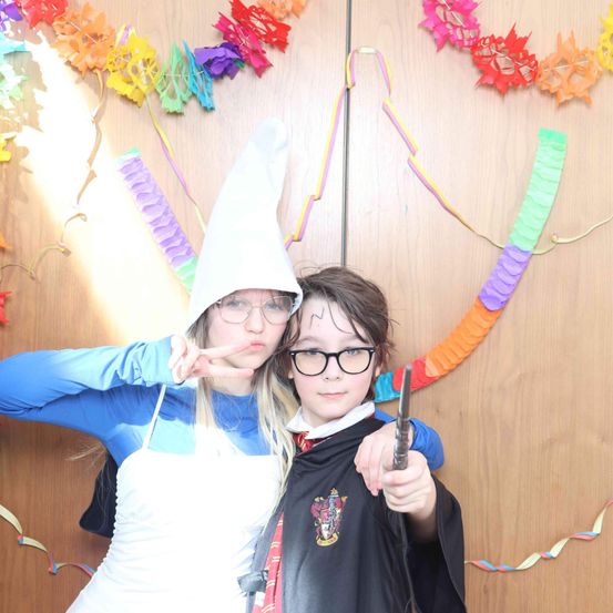 Bild enthält, Person, Photography, Portrait, Glasses, Hat, Costume, Finger, Flower Arrangement, People, T-Shirt