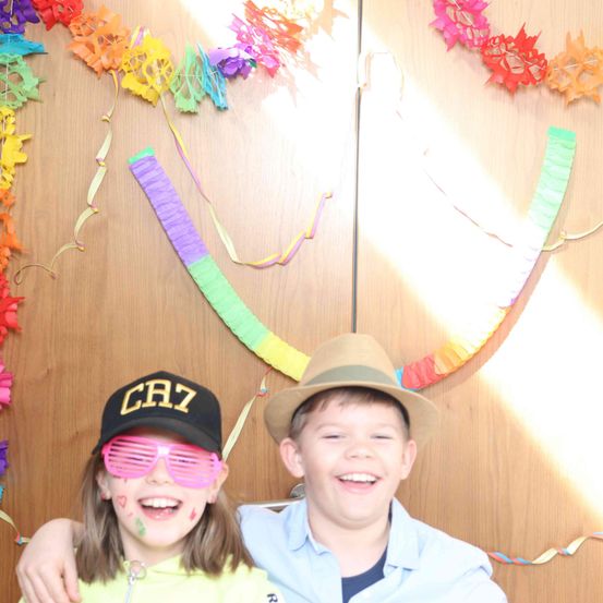 Bild enthält, Hat, Head, Person, Photography, Portrait, Cap, Baseball Cap, Flower Arrangement, Accessories, Glasses