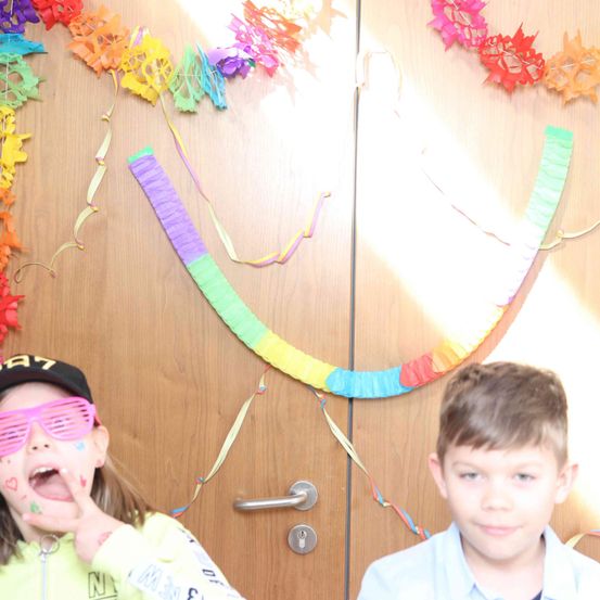 Bild enthält, Person, Photography, Portrait, Hat, Accessories, Flower Arrangement, Purple, Boy, Child, Male