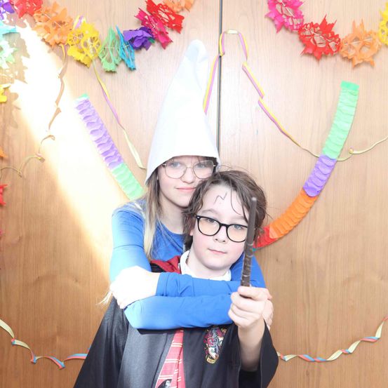 Bild enthält, Hat, Face, Person, Photography, Portrait, Glasses, People, Costume, Purple, Flower Arrangement