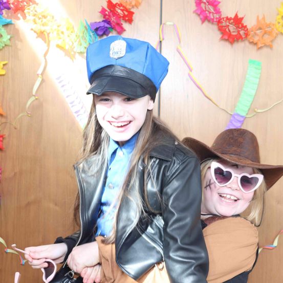 Bild enthält, Coat, Jacket, Hat, Photography, Portrait, Cap, Glasses, Sunglasses, People, Costume