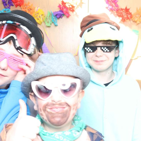 Bild enthält, Accessories, Sunglasses, Glasses, Goggles, Person, Photography, Portrait, Hat, Finger, Cap