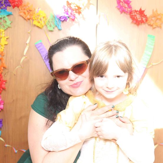 Bild enthält, Accessories, Sunglasses, Face, Person, Photography, Portrait, Glasses, Flower, Flower Arrangement, People