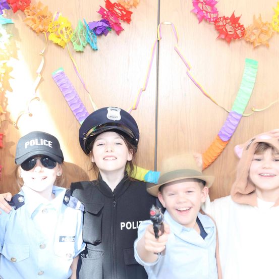 Bild enthält, Hat, Cap, Face, Person, Photography, Portrait, Sunglasses, Baseball Cap, People, Flower Arrangement