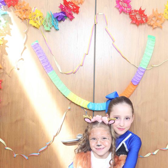 Bild enthält, Face, Person, Photography, Portrait, Flower Arrangement, Child, Female, Girl, People, Necklace