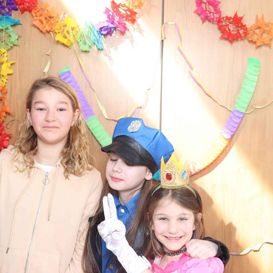 Bild enthält, People, Person, Hat, Photography, Portrait, Costume, Adult, Female, Woman, Cap