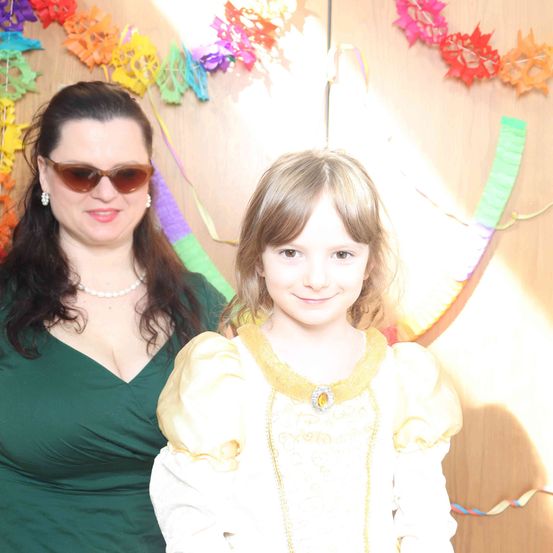 Bild enthält, Person, Photography, Portrait, Blouse, Accessories, Necklace, Sunglasses, Glasses, People, Woman