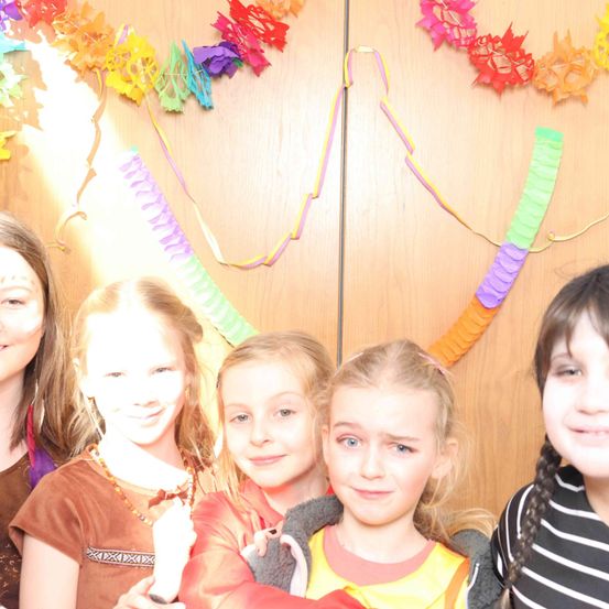 Bild enthält, People, Person, Face, Head, Photography, Portrait, Child, Female, Girl, Glasses