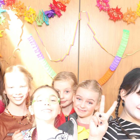 Bild enthält, People, Person, Face, Photography, Portrait, Child, Female, Girl, Finger, Glasses