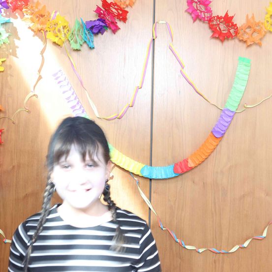 Bild enthält, Flower, Flower Arrangement, Person, Photography, Portrait, Accessories, Necklace, Ornament, Child, Girl