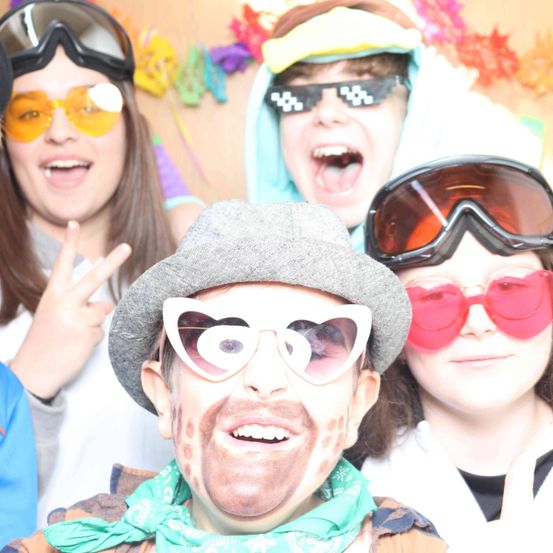 Bild enthält, Accessories, Glasses, Sunglasses, Face, Head, Person, Photography, Portrait, Finger, Goggles