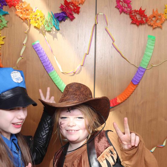 Bild enthält, Clothing, Hat, Person, People, Female, Girl, Teen, Face, Head, Festival