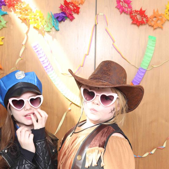 Bild enthält, Hat, Accessories, Sunglasses, Person, Portrait, Glasses, Adult, Female, Woman, Cap