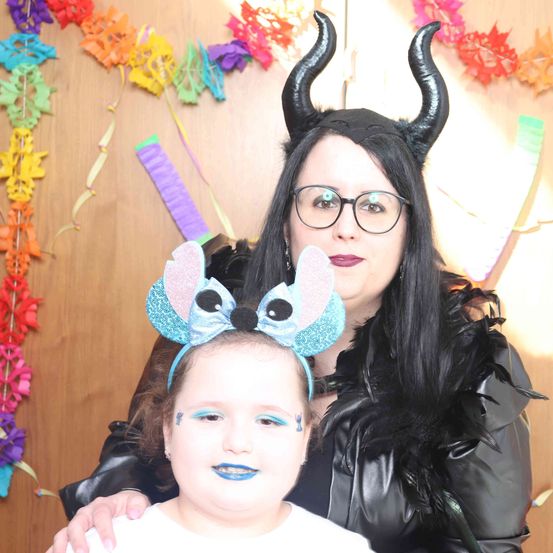 Bild enthält, Person, Photography, Portrait, Costume, Glasses, Adult, Female, Woman, Jacket, People