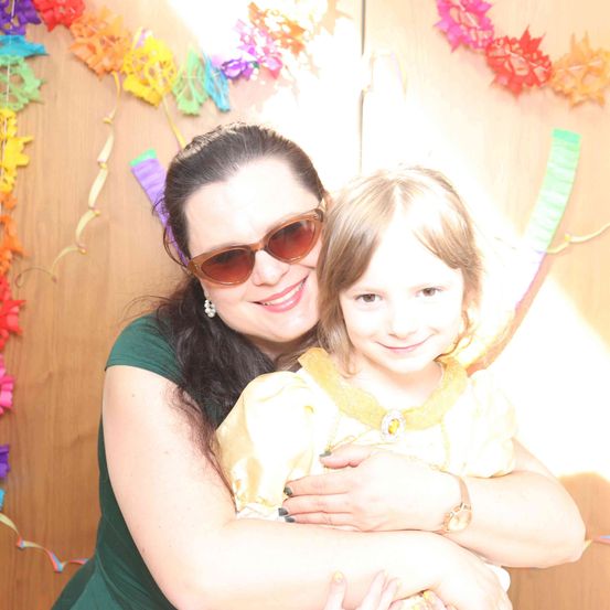 Bild enthält, Face, Person, Photography, Portrait, Accessories, Sunglasses, Glasses, Flower, Flower Arrangement, People