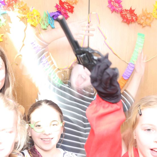 Bild enthält, Face, Person, Photography, Portrait, Flower Arrangement, Child, Female, Girl, People, Accessories