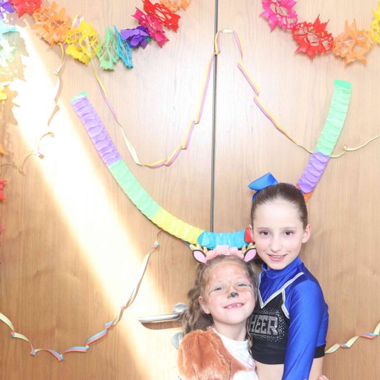 Bild enthält, Face, Person, Photography, Portrait, People, Child, Female, Girl, Flower Arrangement, Balloon