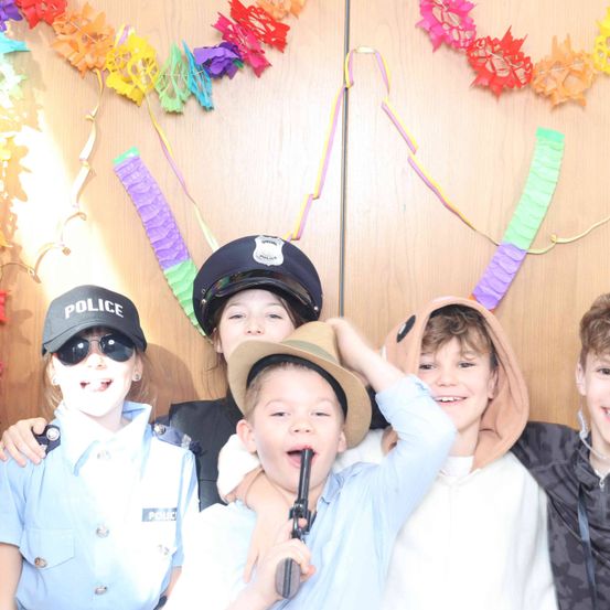 Bild enthält, Hat, Cap, People, Person, Face, Head, Baseball Cap, Baby, Karaoke, Glasses