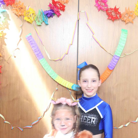 Bild enthält, Face, Head, Person, Photography, Portrait, T-Shirt, People, Baby, Accessories, Flower Arrangement