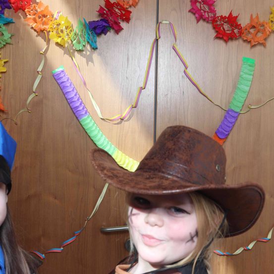 Bild enthält, Clothing, Hat, Cap, Person, Face, Photography, Portrait, Flower, Flower Arrangement, Cowboy Hat