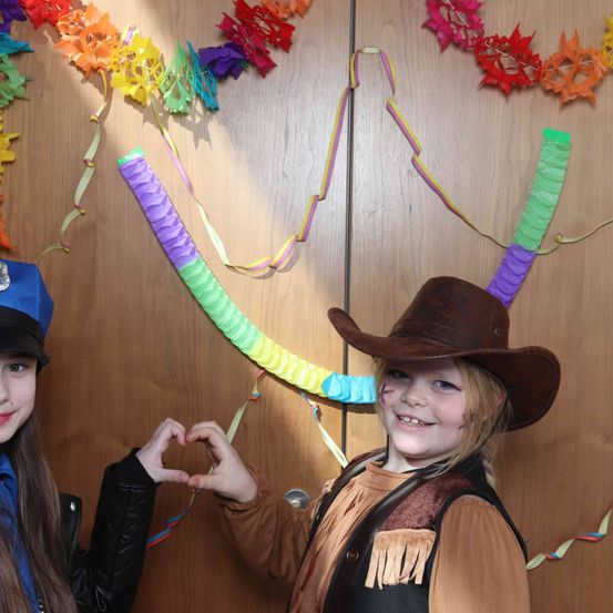 Bild enthält, Hat, Adult, Female, Person, Woman, Girl, Teen, Face, Coat, Cap