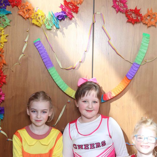 Bild enthält, People, Person, Photography, Portrait, T-Shirt, Flower Arrangement, Child, Female, Girl, Glasses