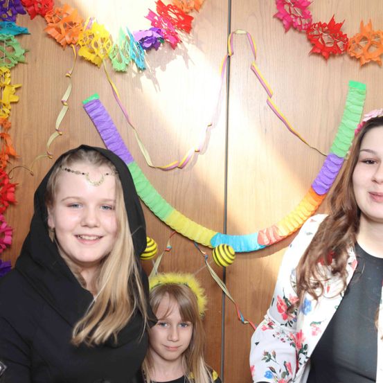 Bild enthält, Hat, People, Person, Face, Photography, Portrait, Cap, Child, Female, Girl