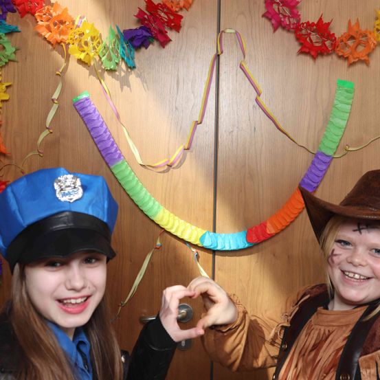 Bild enthält, Hat, Photography, Person, Portrait, Adult, Female, Woman, Cap, Diamond, Costume