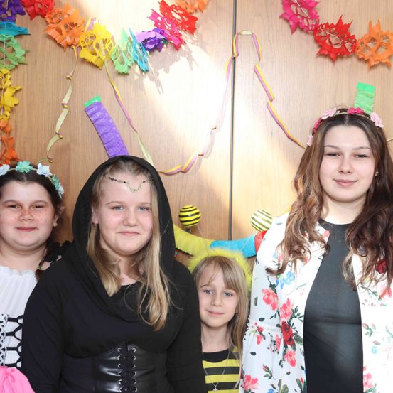 Bild enthält, People, Person, Hat, Child, Female, Girl, Adult, Woman, Face, Portrait