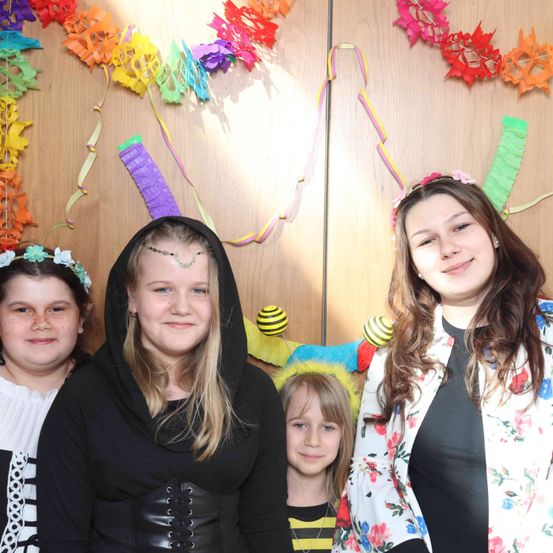 Bild enthält, People, Person, Hat, Photography, Portrait, Adult, Female, Woman, Child, Girl