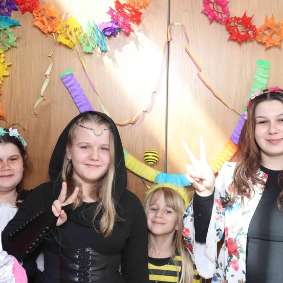 Bild enthält, Hat, People, Person, Adult, Female, Woman, Face, Portrait, Child, Girl